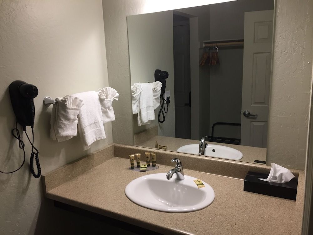 Holiday Lodge Deluxe Room, 1 King Bed, Balcony 2