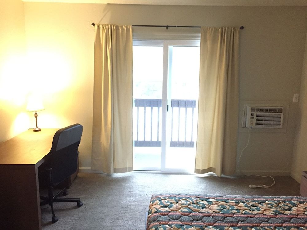 Holiday Lodge Deluxe Room, 1 King Bed, Balcony 3