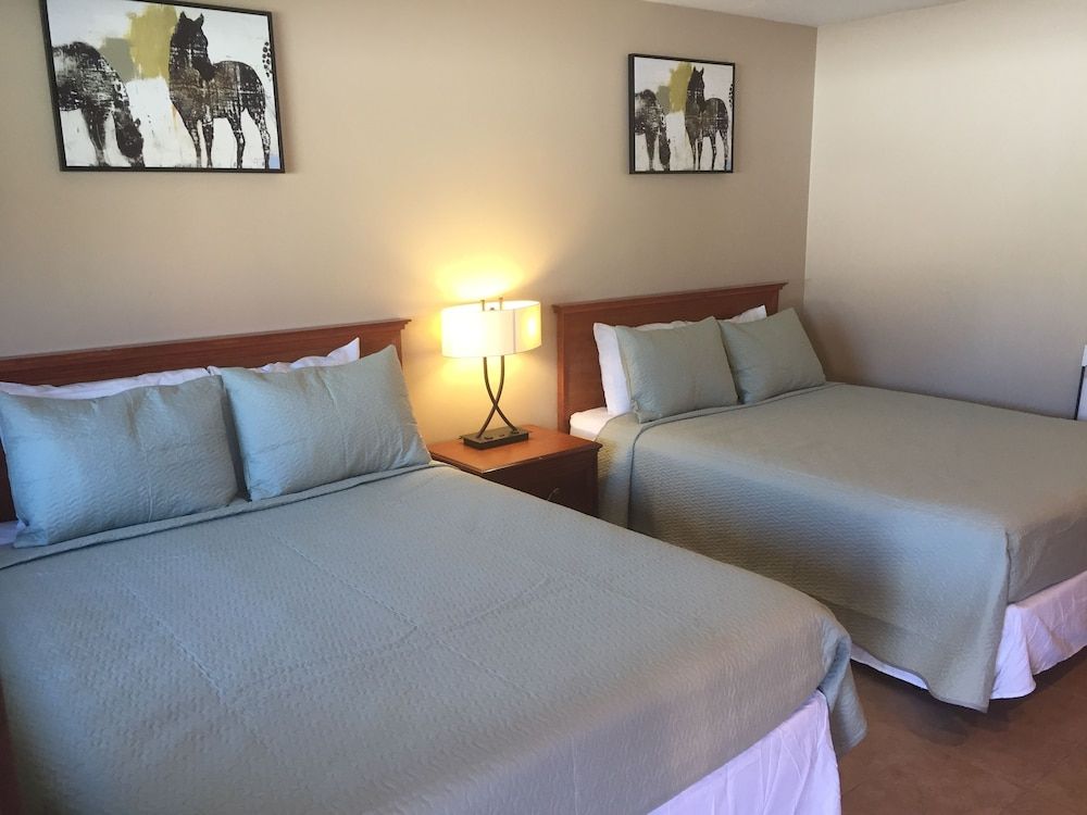 Holiday Lodge Standard Room, 2 Queen Beds 3