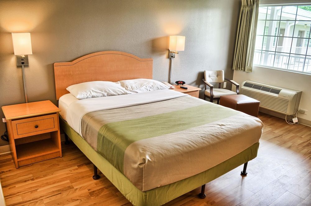 Studio 6 Pascagoula, MS Standard Room, 1 Queen Bed, Accessible, Non Smoking 2