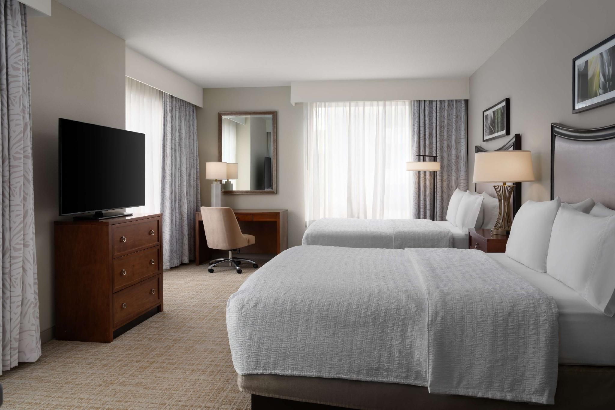 2 QUEEN BEDS- CORNER ROOM WITH WETBAR