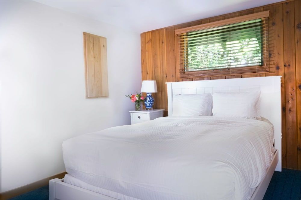 Leland Lodge Standard Room, 1 King Bed 3