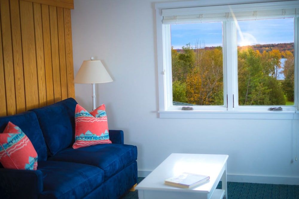 Leland Lodge Deluxe Room 7