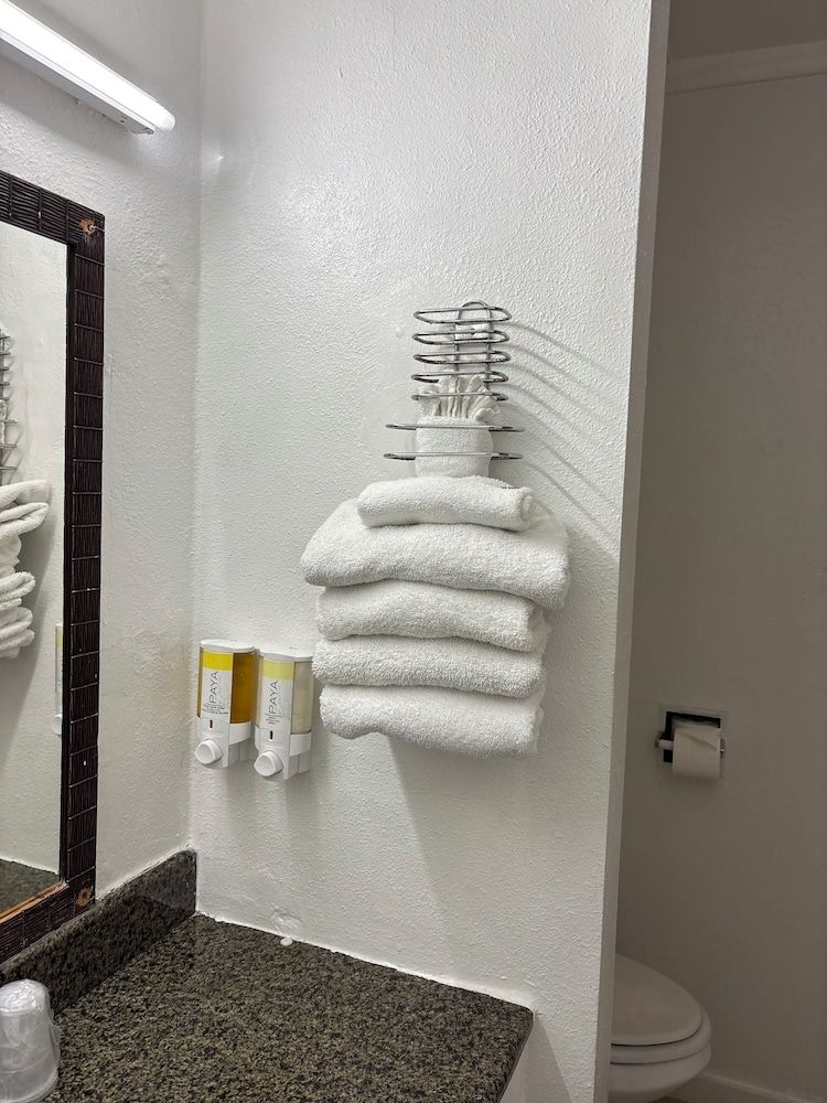 Hometown Inns North Hills Standard Room, 2 Queen Beds, Kitchenette 2