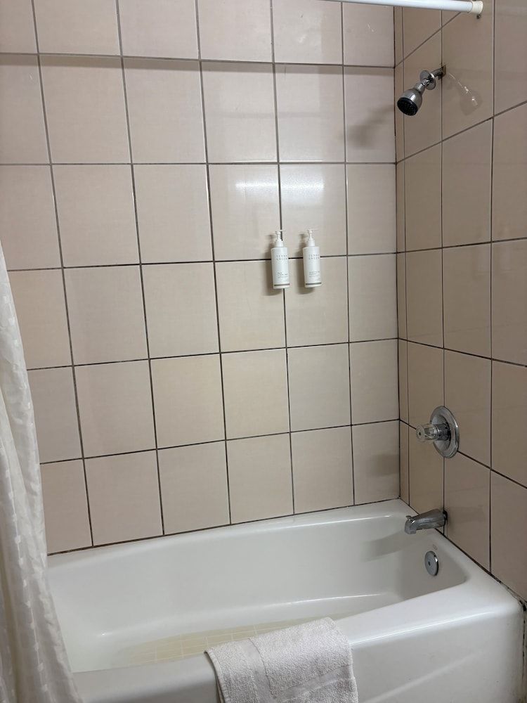 Hometown Inns North Hills Deluxe Double Room 4