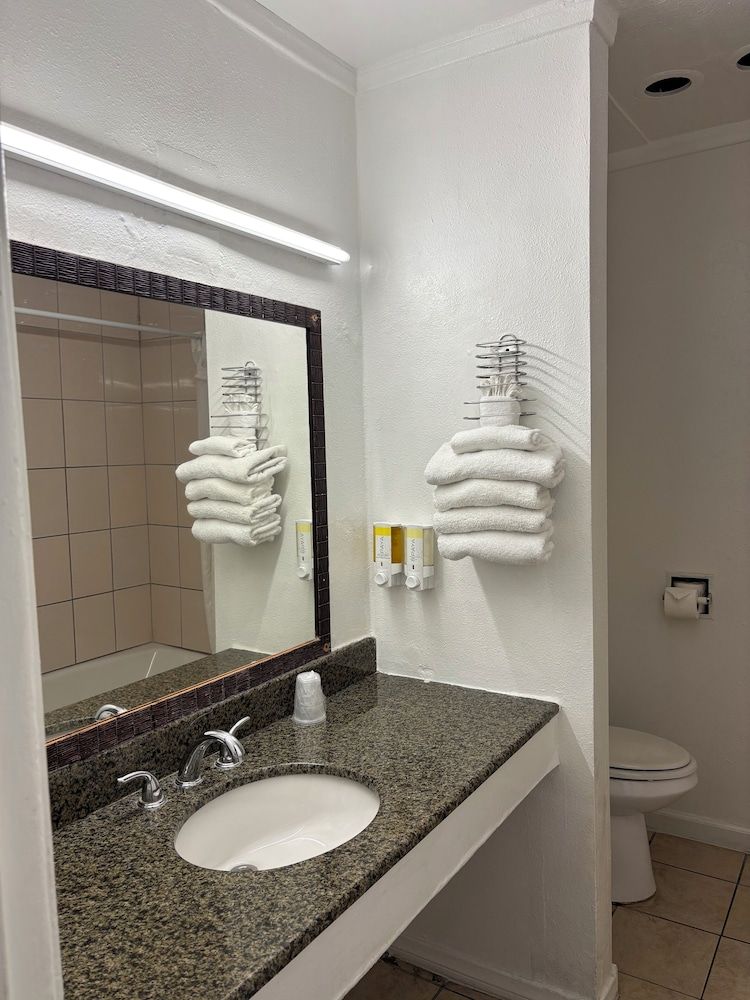 Hometown Inns North Hills Deluxe Double Room 3