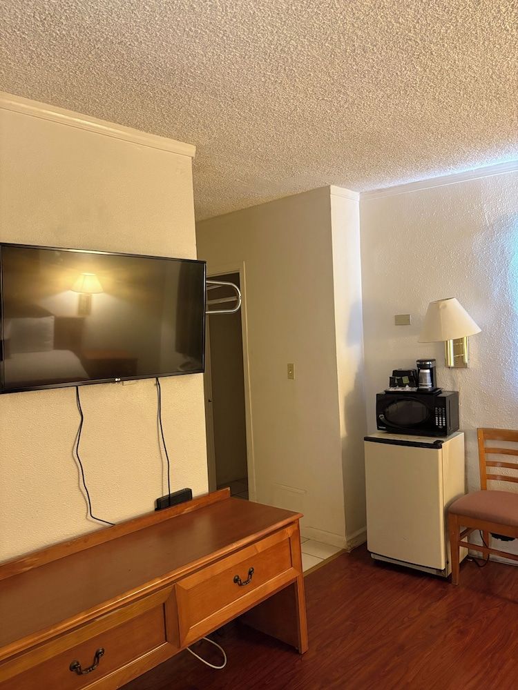 Hometown Inns North Hills Deluxe Double Room 5