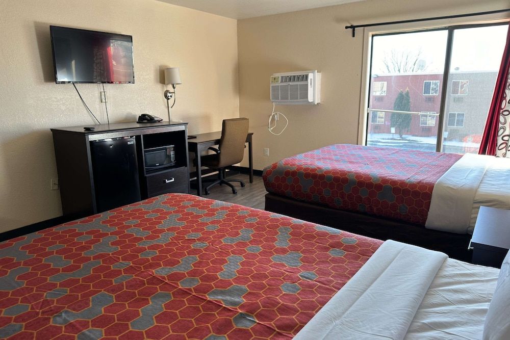 Econo Lodge Standard Room, 2 Queen Beds, Non Smoking 2