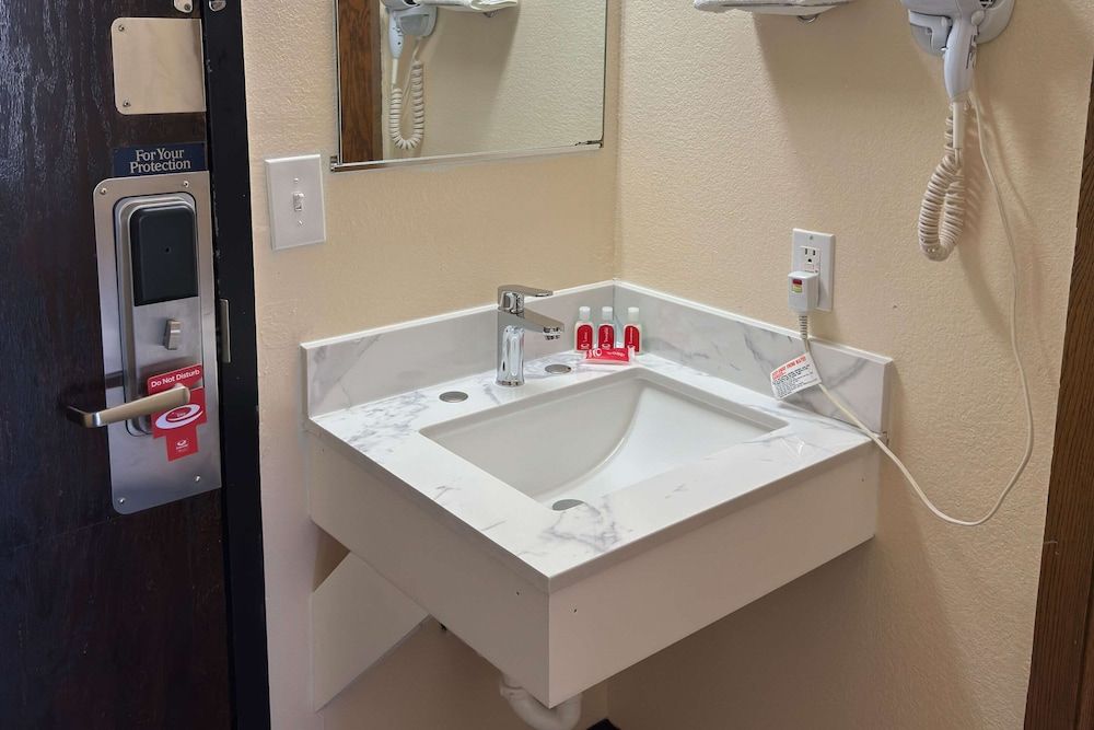 Econo Lodge Room, 2 Queen Beds, Accessible, Non Smoking 3