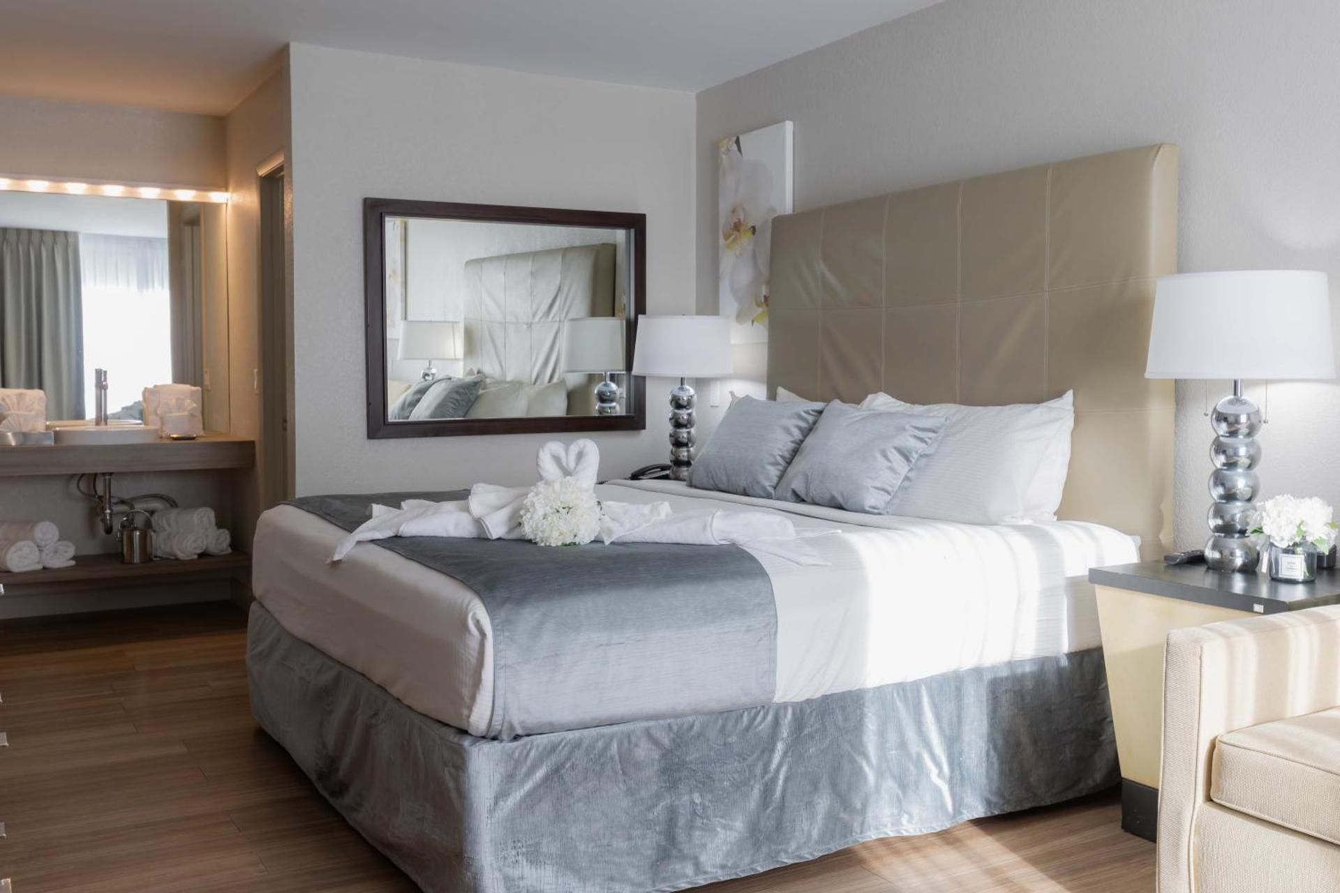 1 King Bed, Elite Mobility/Hearing Accessible Room, Roll-In Shower, Non-Smoking