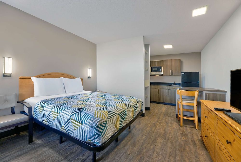 Studio 6 North Richland Hills, TX - Fort Worth Standard Room, 1 Queen Bed, Accessible, Non Smoking 6