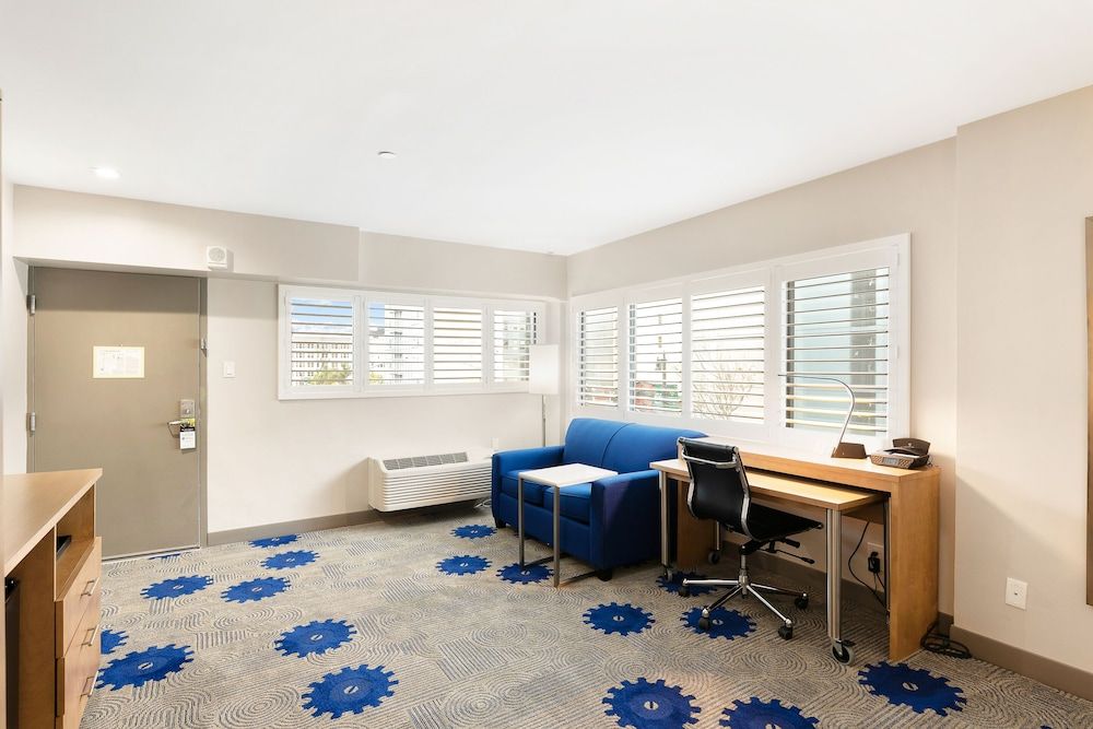 Best Western Red Coach Inn Standard Room, 1 King Bed, Non Smoking, Refrigerator (with Sofabed) 6