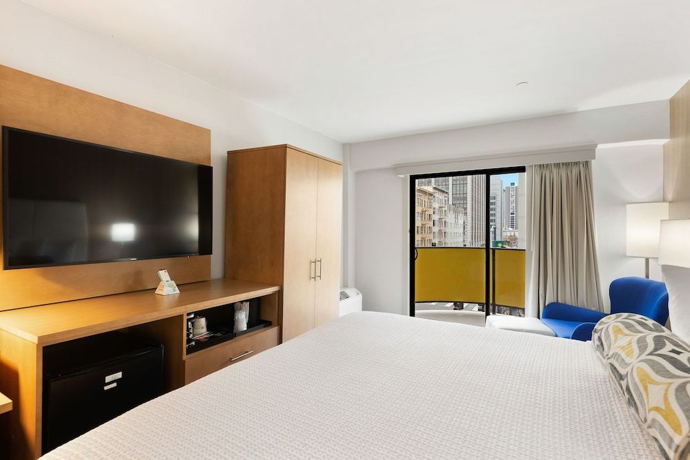 Best Western Red Coach Inn Standard Room, 1 King Bed, Non Smoking, Refrigerator (with Sofabed) 3