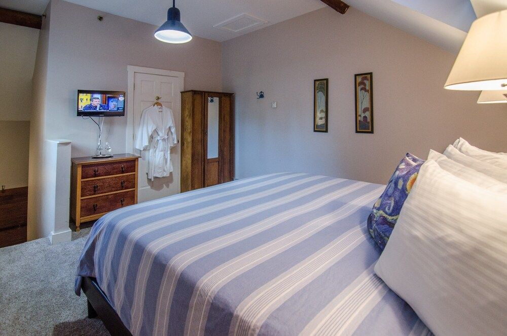 City Double Room, 1 King Bed, Private Bathroom, City View