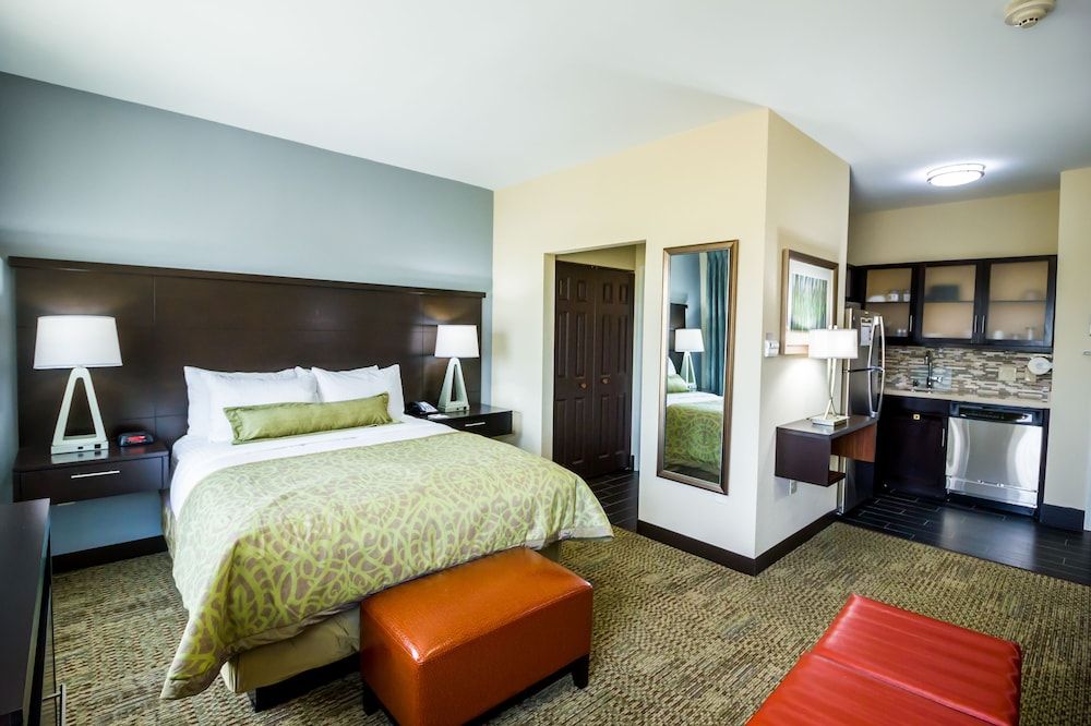 Studio Suite, 1 King Bed, Kitchen