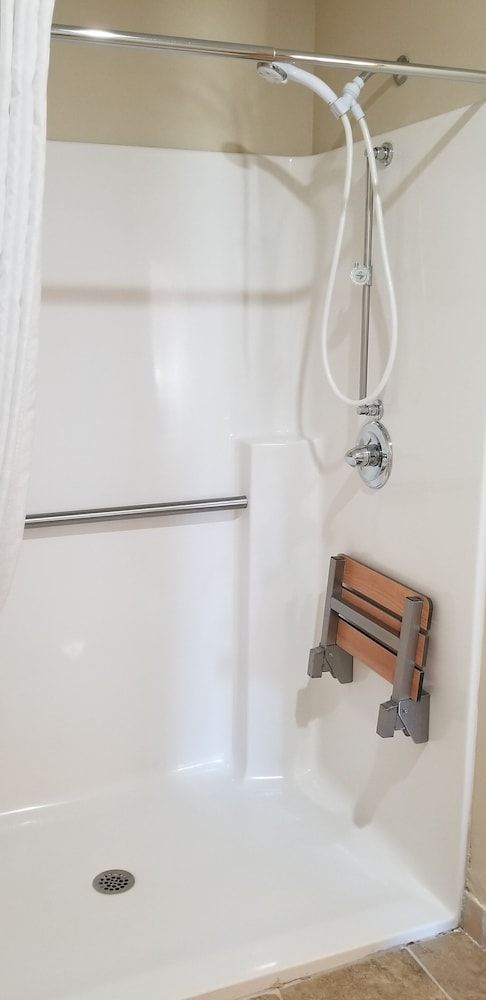 Cobblestone Inn and Suites - Lake View Room, 1 King Bed, Accessible (Roll-in Shower) 14