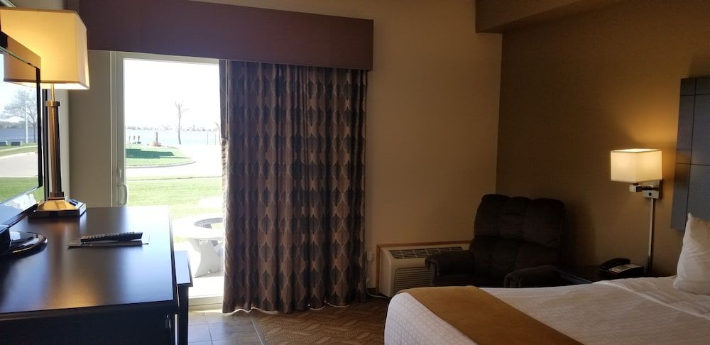 Cobblestone Inn and Suites - Lake View Room, 1 King Bed, Accessible (Roll-in Shower) 7