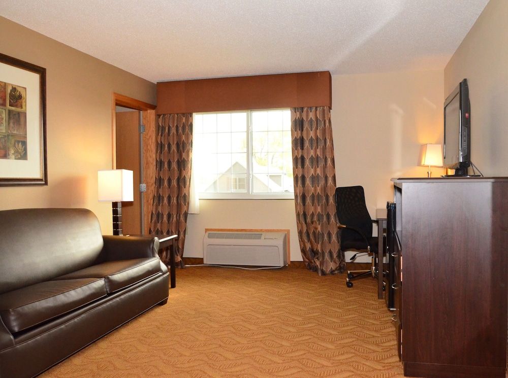 Cobblestone Inn and Suites - Lake View Suite, 1 King Bed, Non Smoking 4
