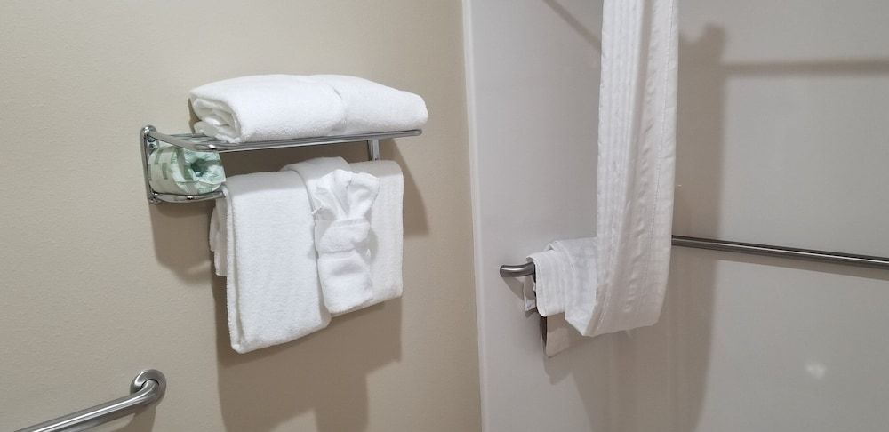 Cobblestone Inn and Suites - Lake View Room, 1 King Bed, Accessible (Roll-in Shower) 13