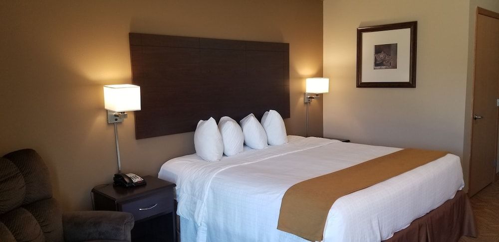 Cobblestone Inn and Suites - Lake View Room, 1 King Bed, Accessible (Roll-in Shower) 2