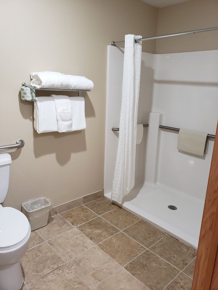 Cobblestone Inn and Suites - Lake View Room, 1 King Bed, Accessible (Roll-in Shower) 11