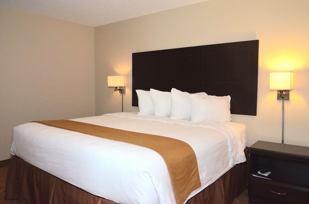 Cobblestone Inn and Suites - Lake View Room, 1 King Bed, Accessible (Roll-in Shower) 9