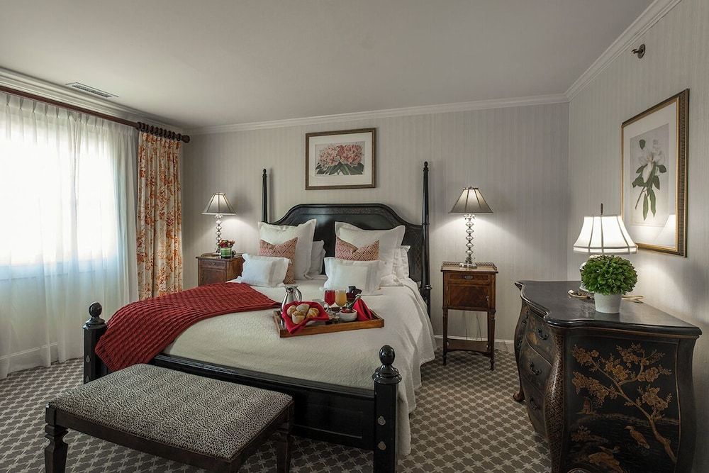 Saybrook Point Resort & Marina Luxury King Residential View Main Building 2