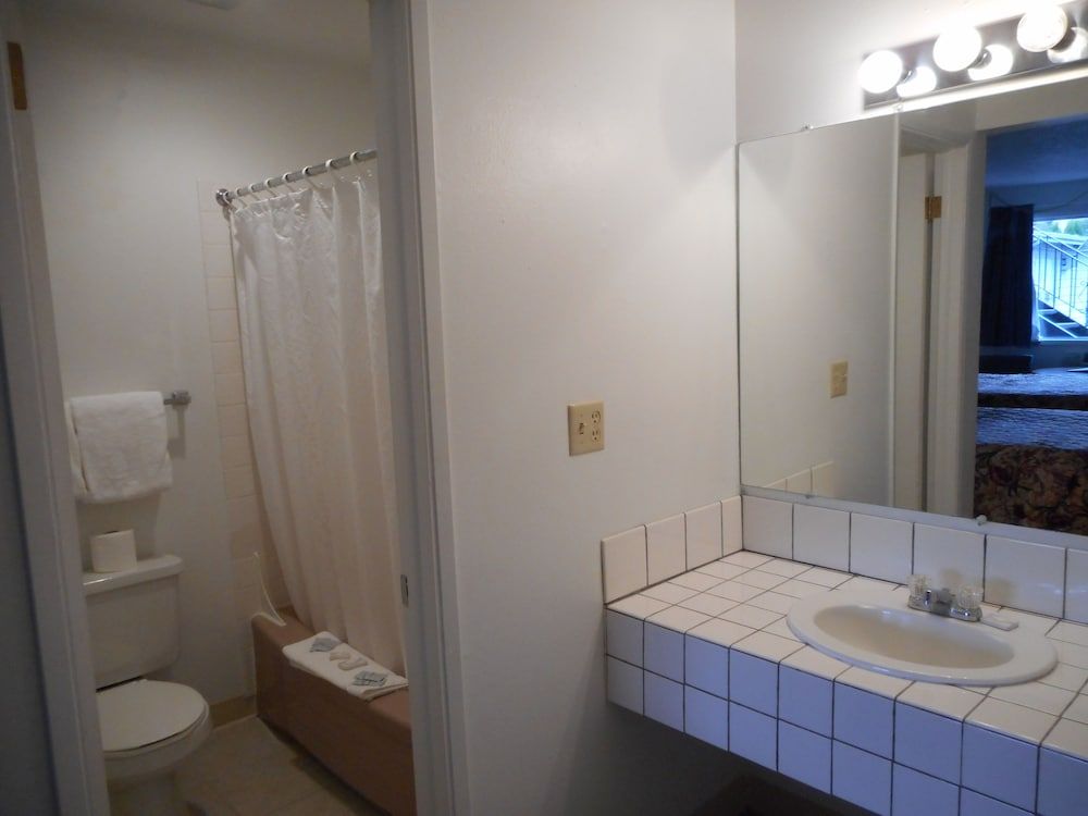 Cougar Land Motel Standard Room, 1 Queen Bed 8