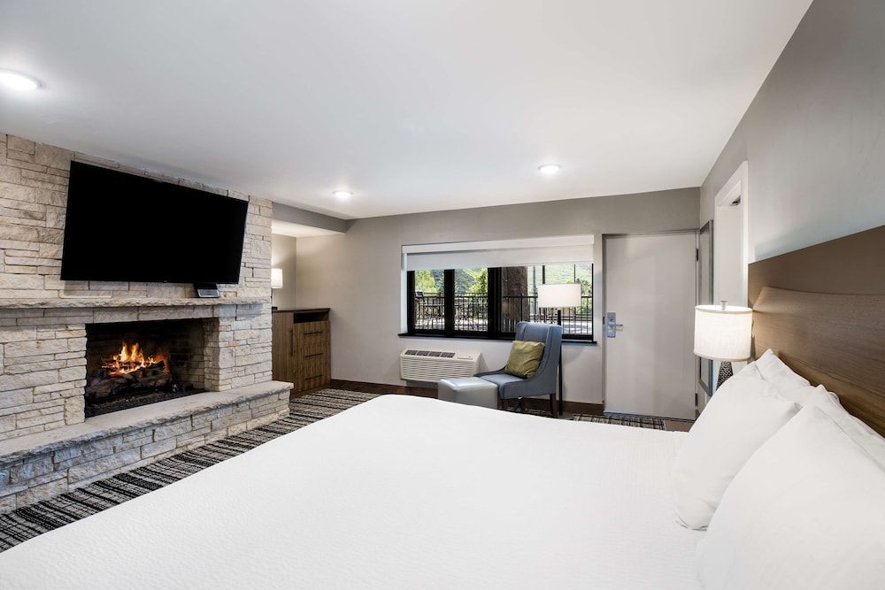 Suite, 1 King Bed, Non Smoking, Fireplace