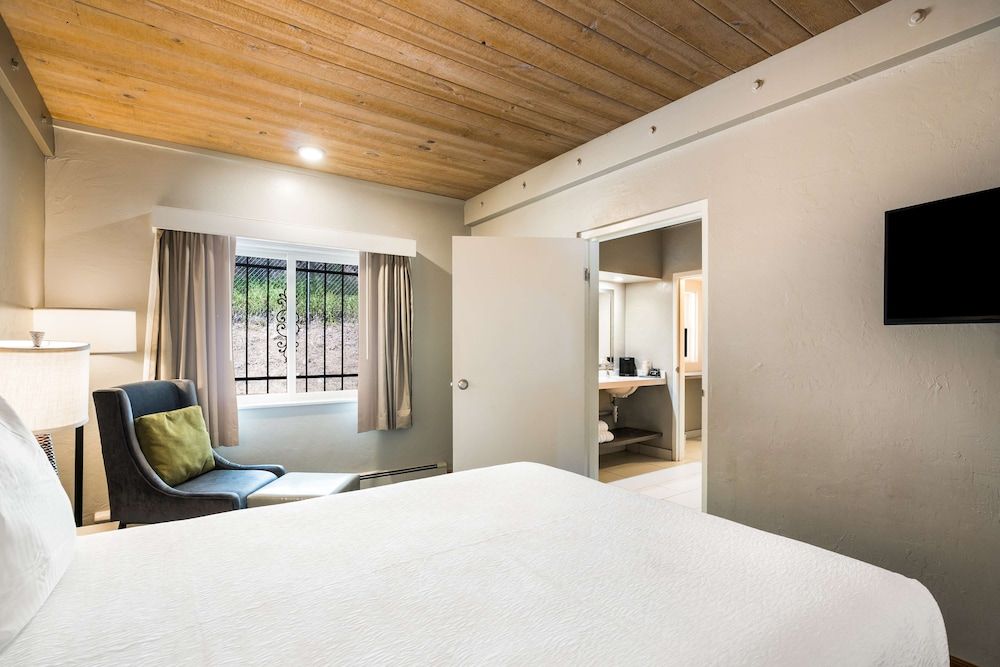 Suite, 2 Queen Beds, Non Smoking (with Single Sofabed)