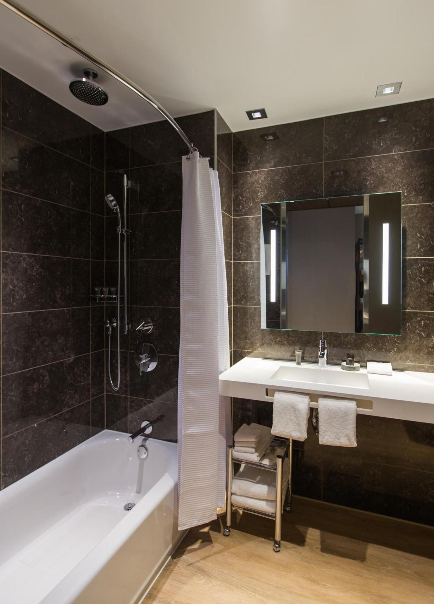 Queen Room with Two Queen Beds and Adapted Tub - Mobility Accessible