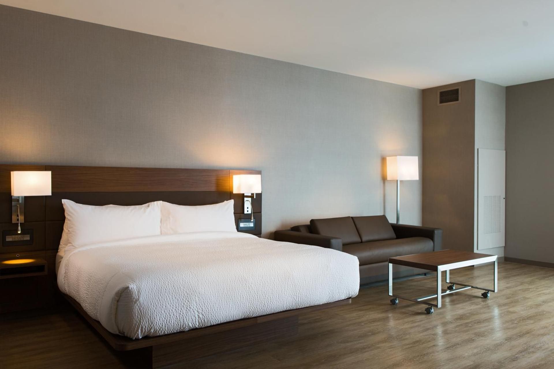 Corner King Suite with Sofa Bed - Hearing Accessible
