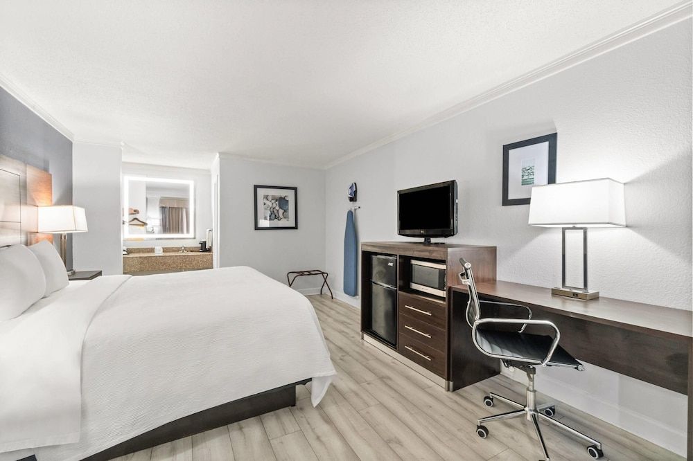 Standard Room, 1 King Bed, Non Smoking