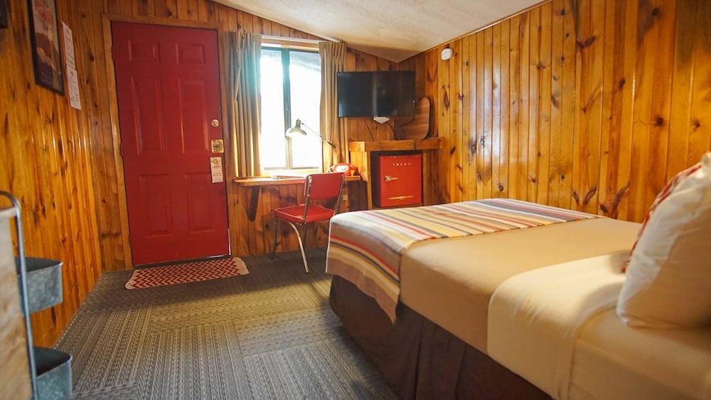 Foot of the Mountain Motel Cozy Up 2