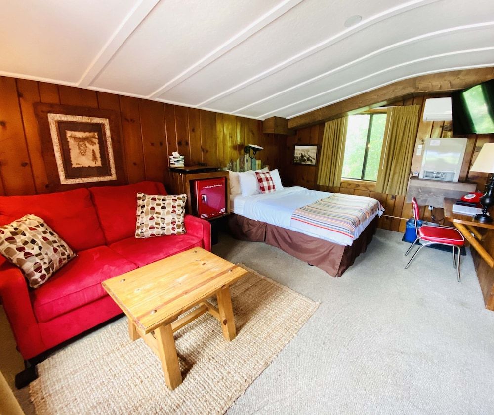 Foot of the Mountain Motel