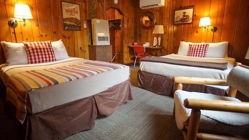 Foot of the Mountain Motel Bunk House Queen 3