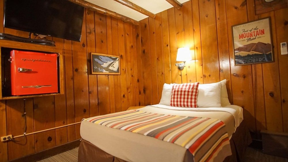 Foot of the Mountain Motel Bunk House Queen 2