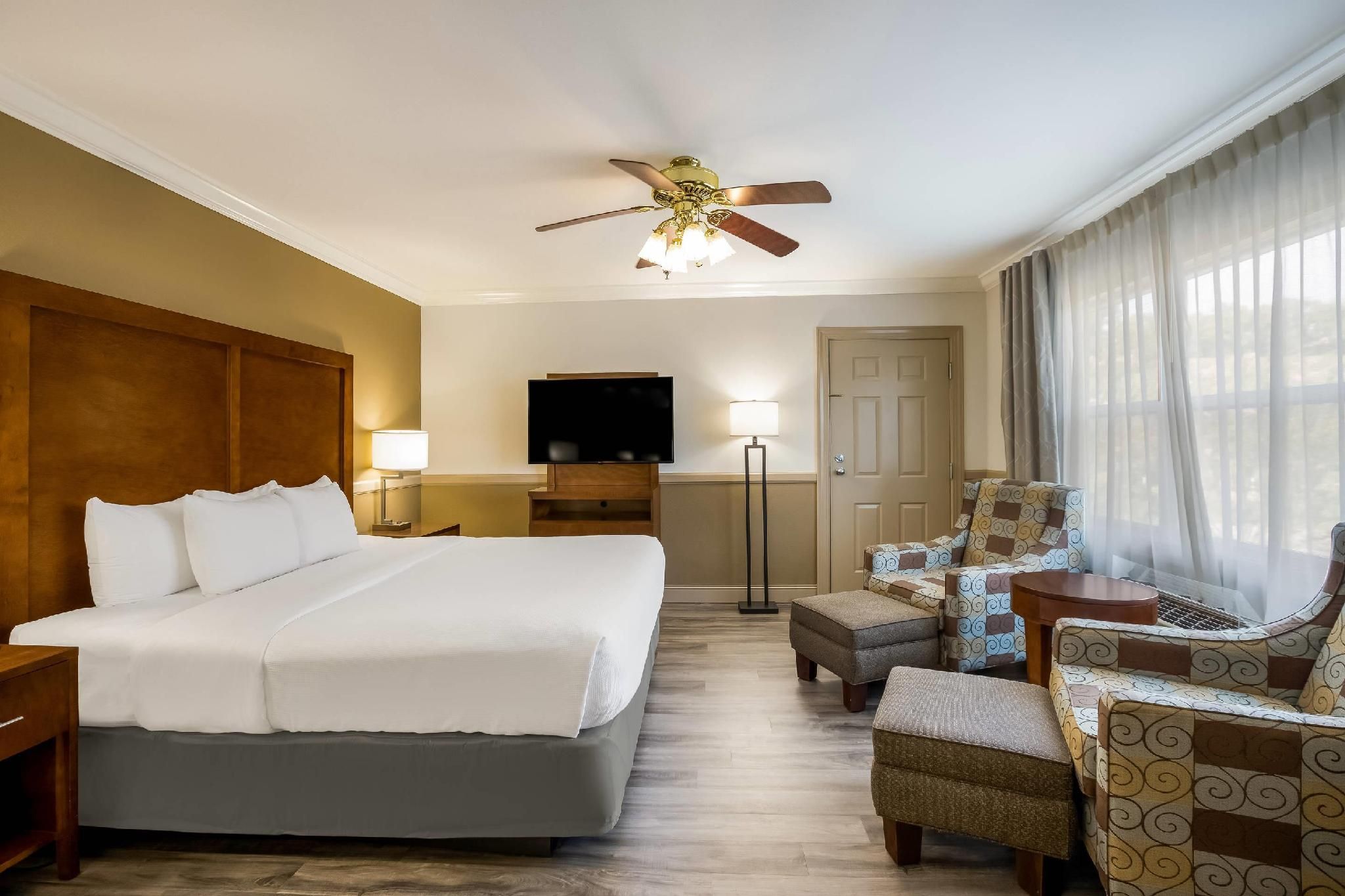 1 King Bed Nonsmoking