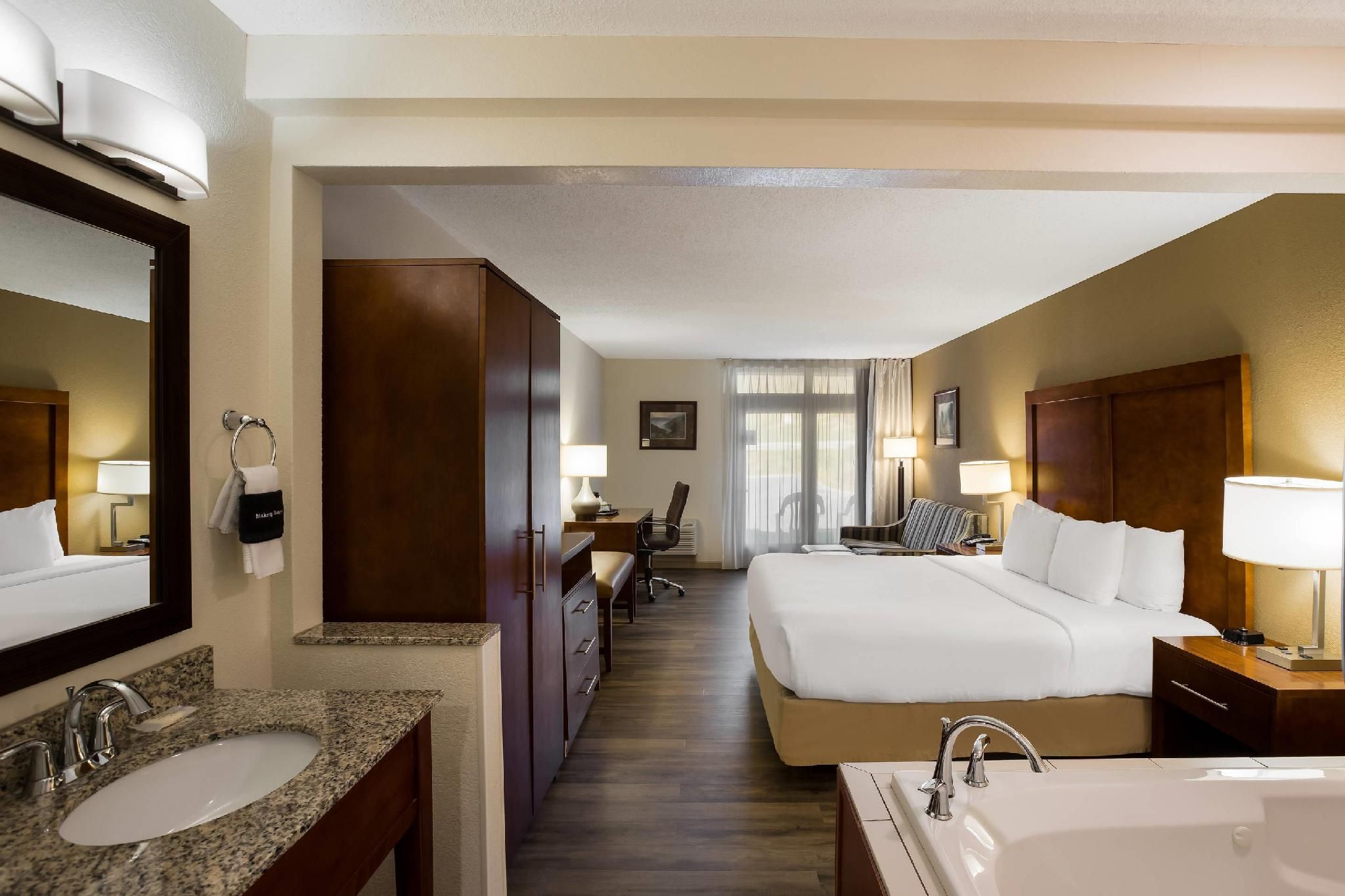 1 King Bed, Suite, Nonsmoking, Accessible