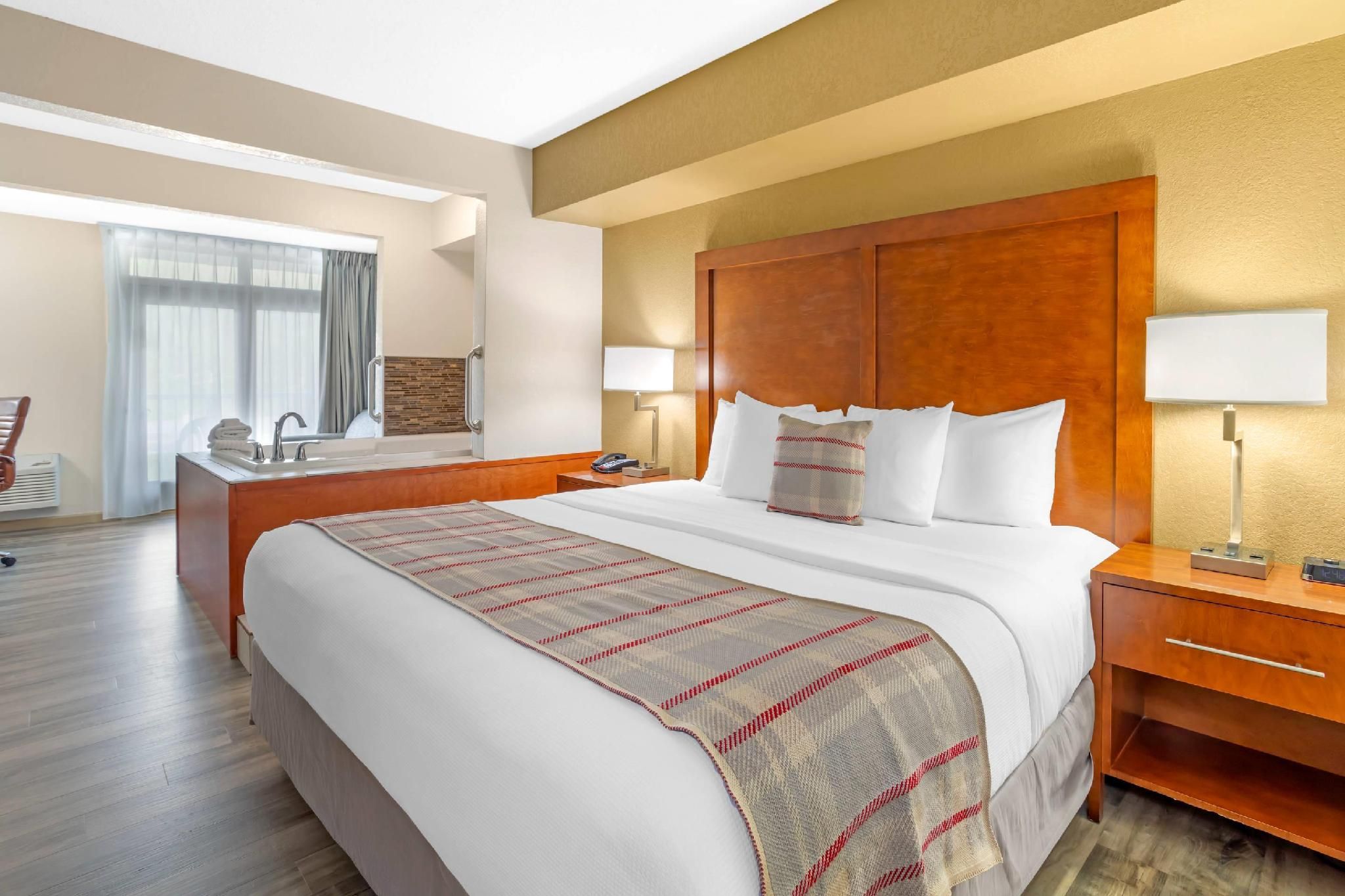 1 King Bed, Nonsmoking, Upgrade