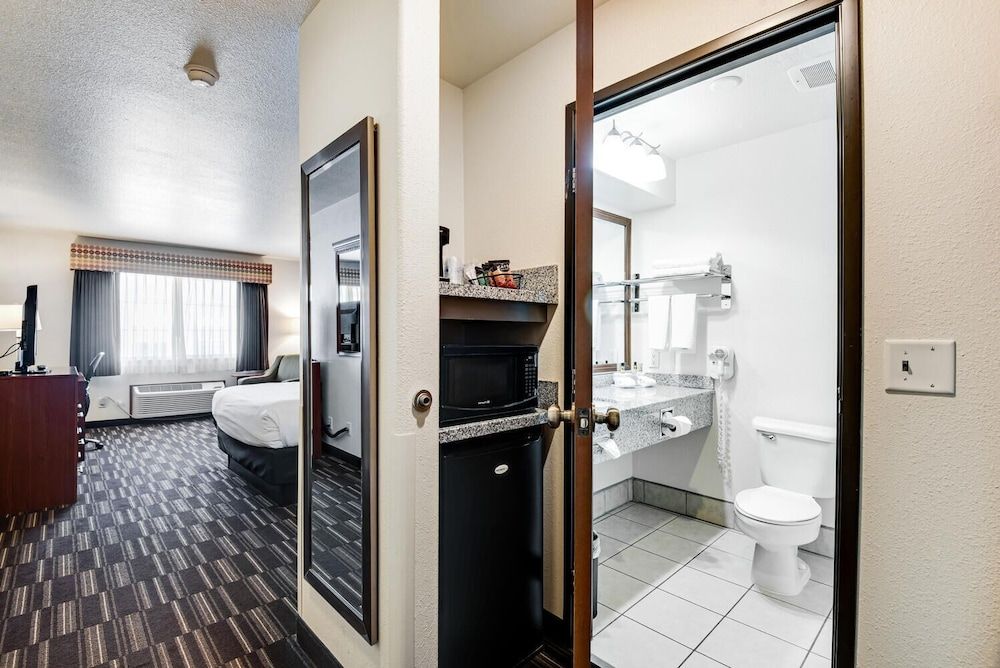 Best Western Firestone Inn & Suites Standard Room, 1 King Bed 5