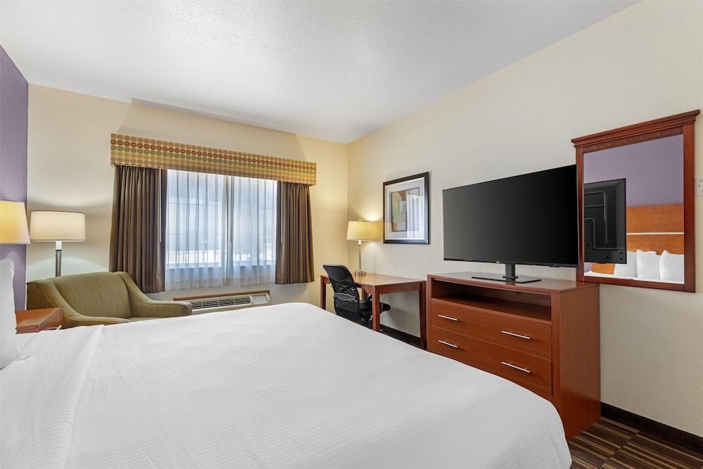 Best Western Firestone Inn & Suites Standard Room, 1 King Bed 3