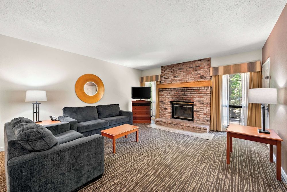 Best Western Stagecoach Inn Suite, 1 King Bed, Non Smoking, Refrigerator & Microwave (Living Room;with Sofabed) 3