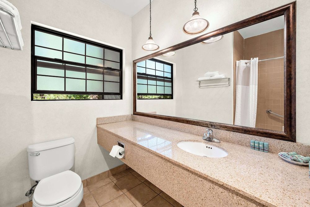 Best Western Stagecoach Inn Suite, 1 King Bed, Non Smoking, Refrigerator & Microwave (Living Room;with Sofabed) 2