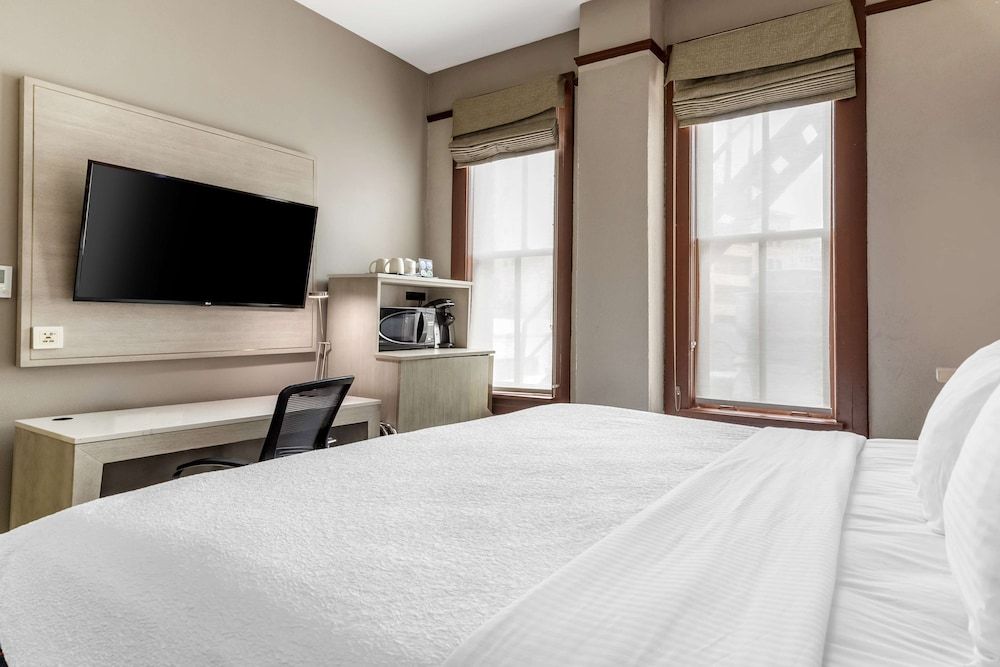 Standard Room, 1 King Bed, Non Smoking, Refrigerator & Microwave