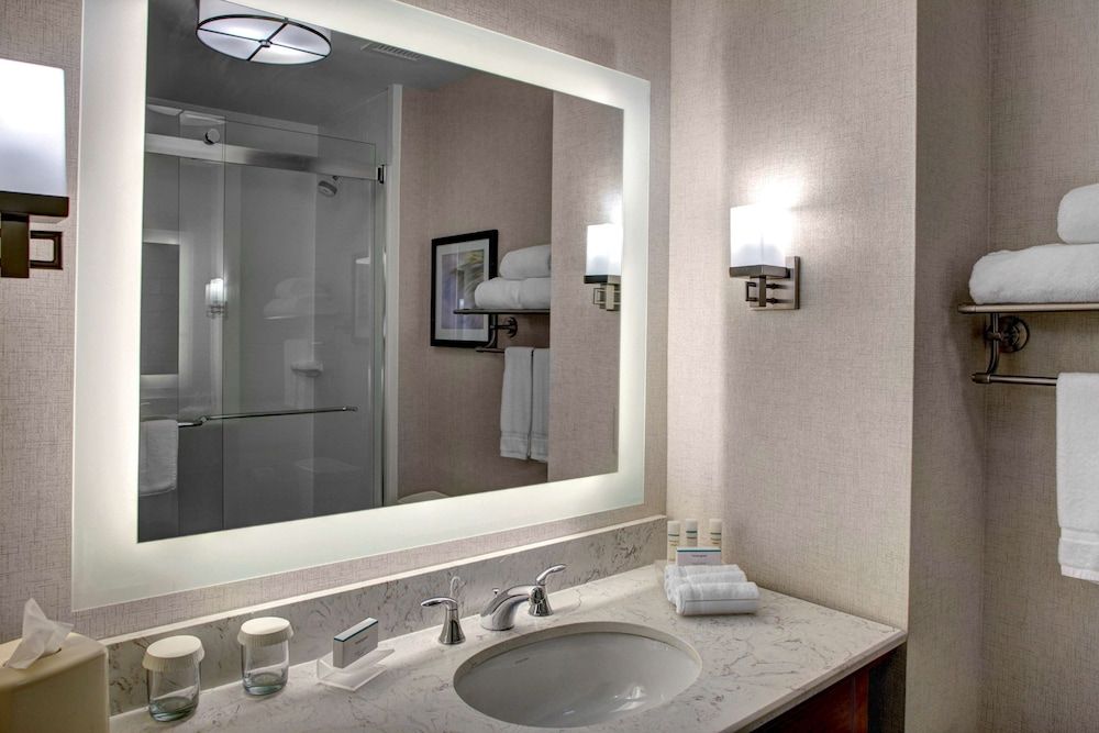 Suite, 1 King Bed, Non Smoking, Corner