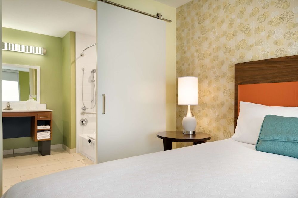 Suite, 1 Queen Bed, Accessible, Bathtub
