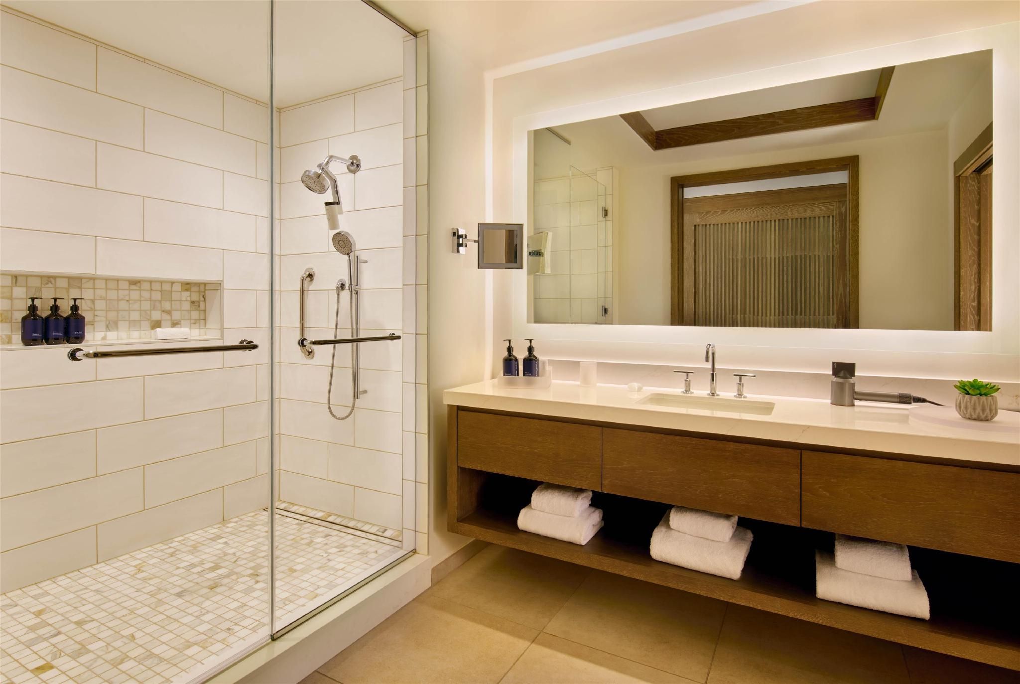 WELLNESS ROOM 1 KING KILOLANI SPA AMENITIES