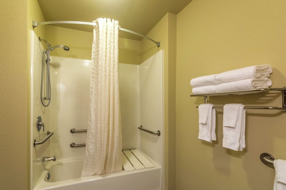 Cobblestone Inn & Suites - Lakin Room, 1 King Bed, Accessible, Non Smoking 4