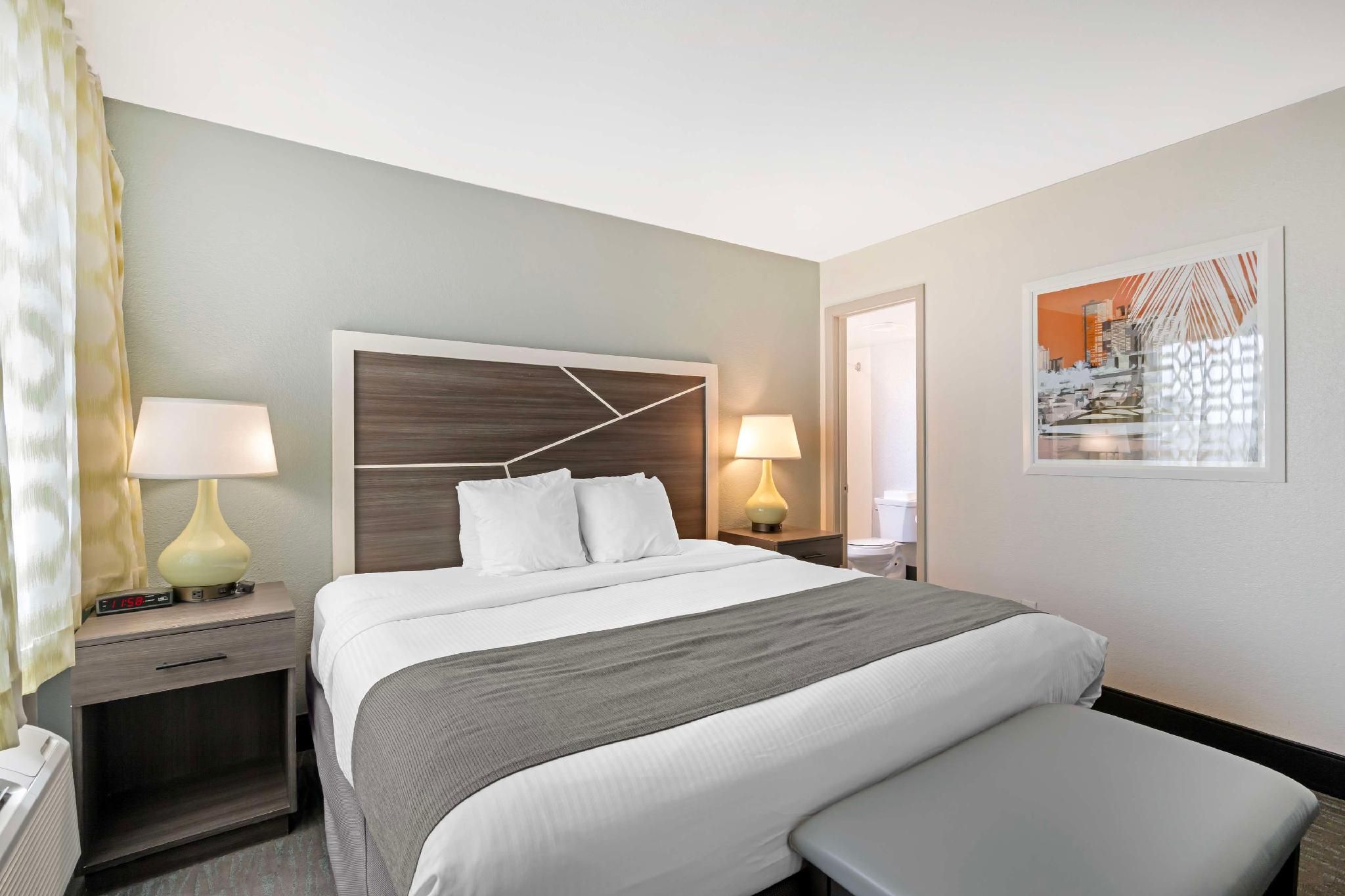 Suite - 1 King Bed, Nonsmoking, 2 Rooms, Sofabed, Partial Ocean View